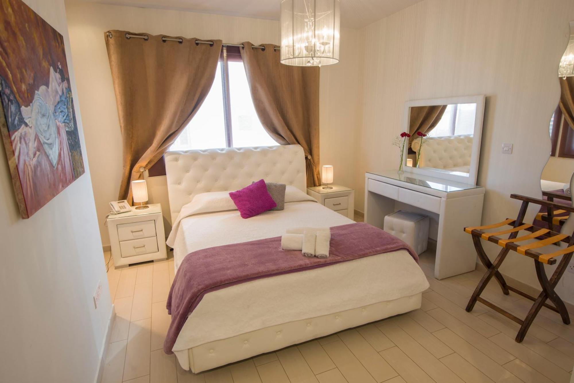 Mesogios House Suites Lárnaca Habitación foto