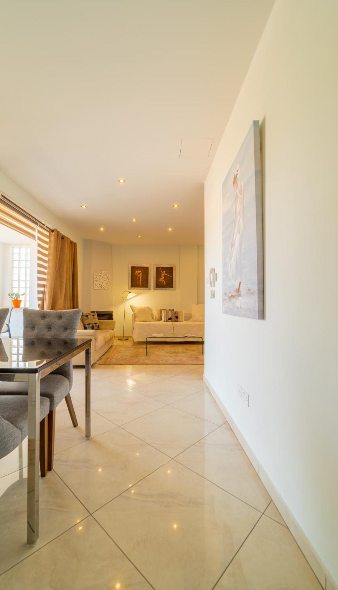 Mesogios House Suites Lárnaca Habitación foto